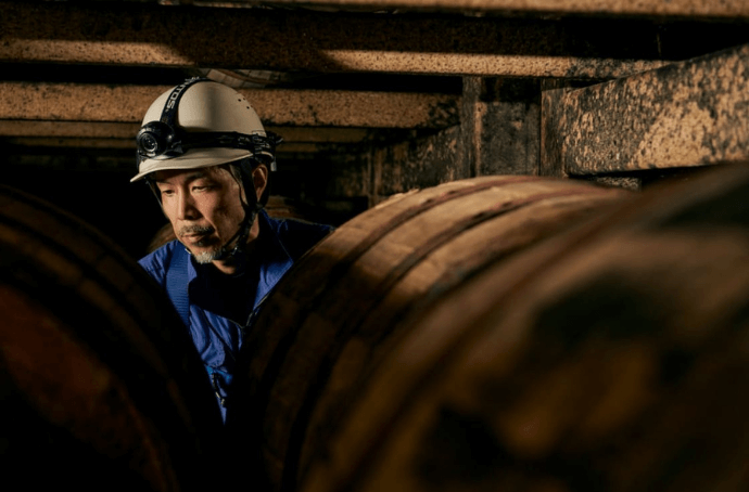 Pracownik destylarni Fuji dogląda beczek z Whisky